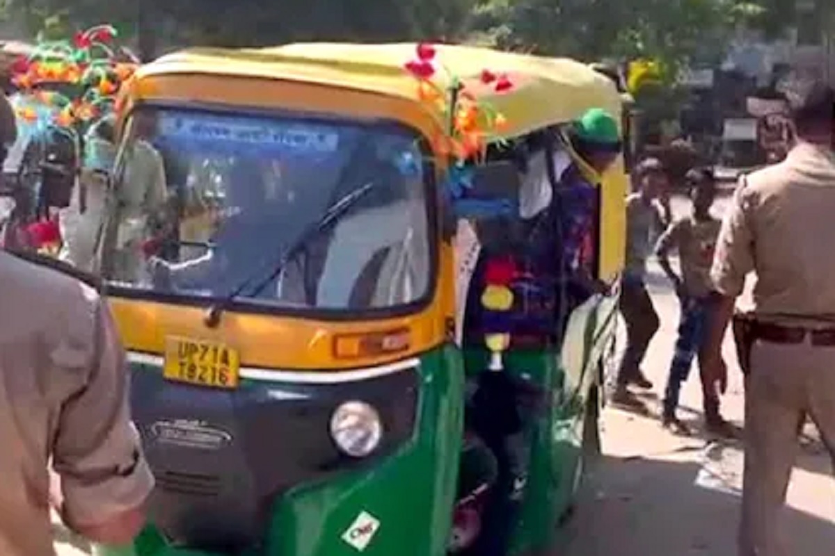 Amazing : एक ऑटो रिक्शा में 27 सवारियां कैसे, जनता हैरान पुलिस दंग