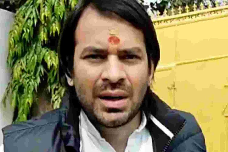 Tej Pratap Yadav reached Mathura to wish his father and RJD Supremo Lalu Yadav's good health, UP Police stopped him to visit