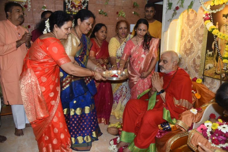 गुरु के चरणों को पूज कर मनाई गुरु पूर्णिमा