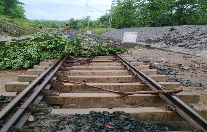 RAILWAY: भारी बारिश से रेलवे ट्रैक की गिट्टी बही, तीन घंटे खड़ी रही ट्रेन