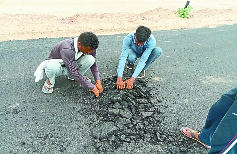 घटिया सड़क निर्माण पर बंद करवाया कार्य