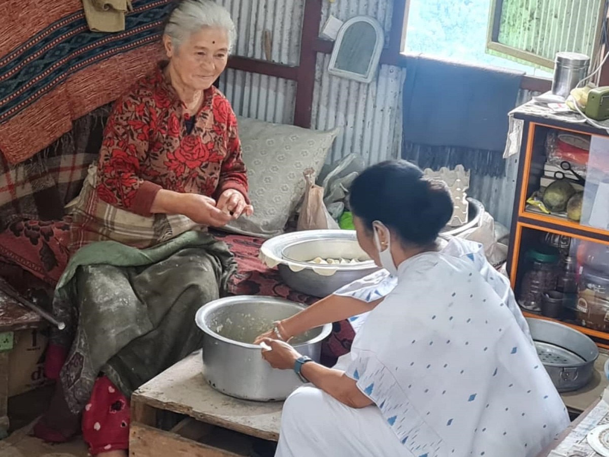 West Bengal CM Mamata Banerjee shows culinary skills, makes momos in Darjeeling