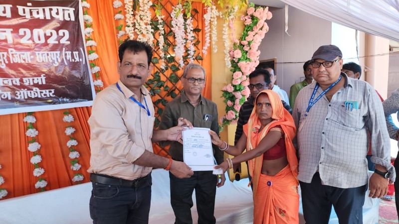 पंच-सरपंचों को दिए प्रमाण-पत्र