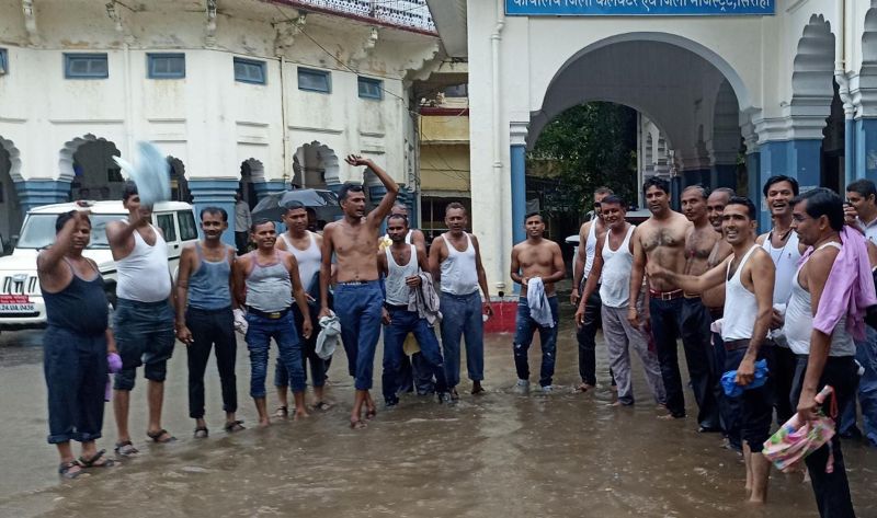 सेवा में नियमित करने की मांग को लेकर पंचायत सहायकों ने अर्द्धनग्न होकर किया प्रदर्शन