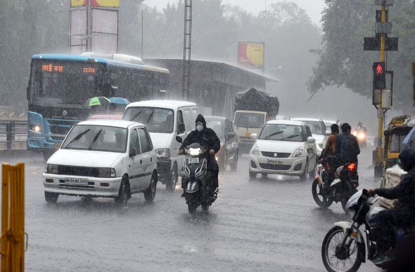 Indore News : बरसात में सडक़ें बनीं तालाब, गिरा मकान