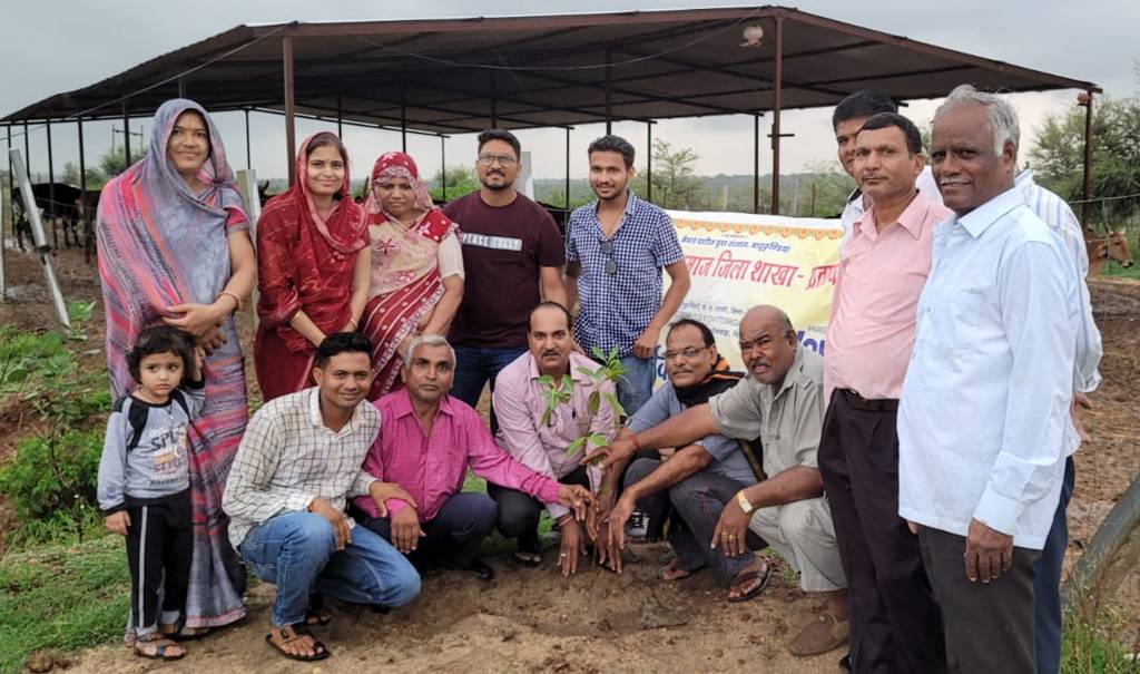 किया पौधरोपण, संरक्षण का लिया संकल्प