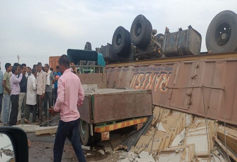 टाइलों से भरा ट्रेलर पलटा, टैक्टर - ट्रॉली भी चपेट में आई