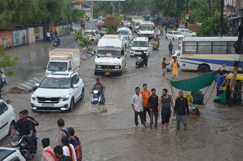 Rainy season: बरसात का दौर रहेगा जारी, कई निचले स्थानों पर भरा पानी