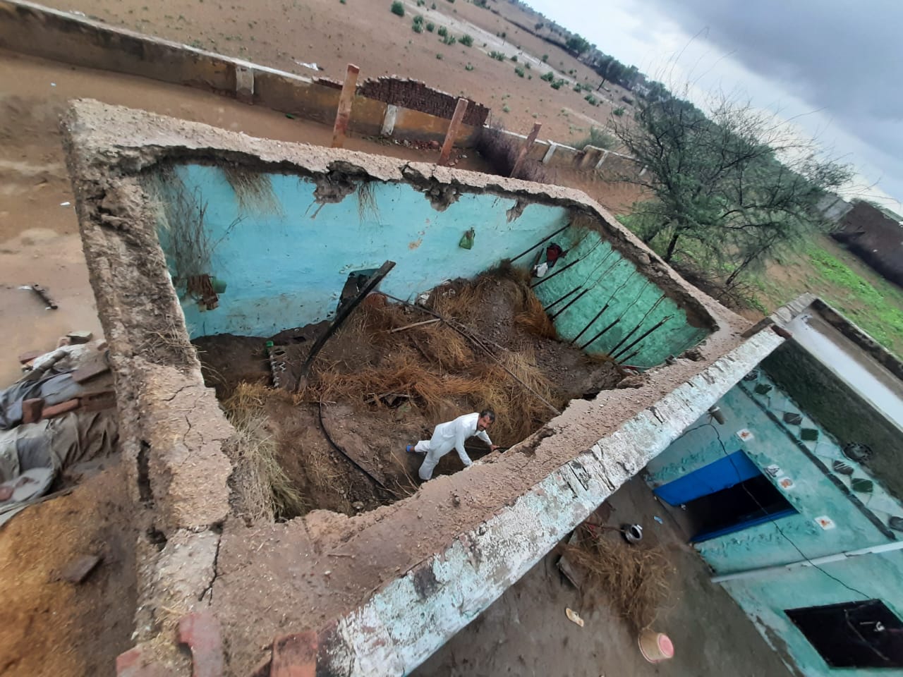 कच्चा मकान गिरने से मलबे में दबे एक ही परिवार के आठ सदस्य