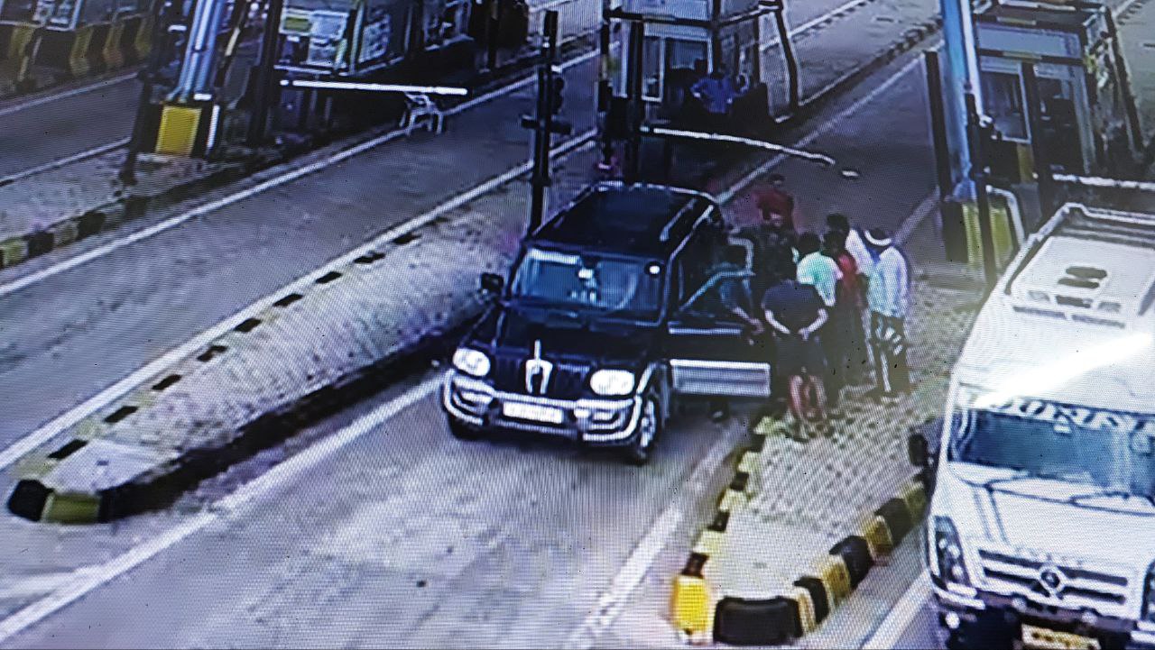 video: जयपुर टोल पर अलवर विधायक से मांगा आईकार्ड तो ड्राइवर ने जड़ा थप्पड़, फिर लगा मजमा