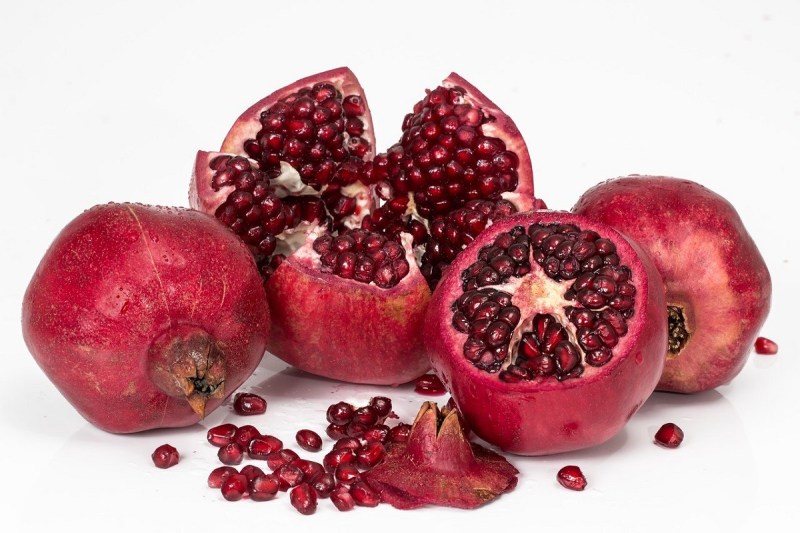 Pomegranate Benefits: एक मुट्ठी अनार का सेवन करने से सेहत को मिलते हैं कमाल के फायदे, कई बीमारियों के लिए है रामबाण इलाज