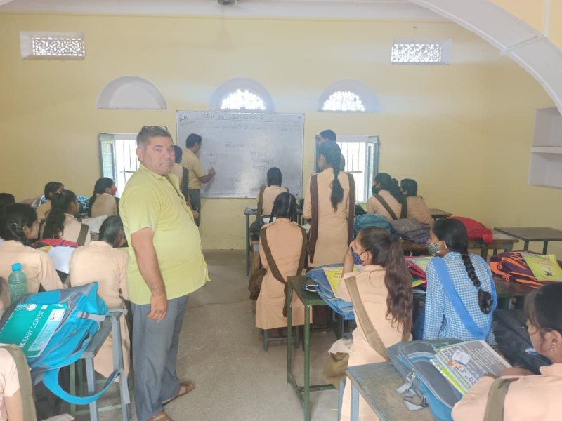 अचानक पहुंचे तहसीलदार ने स्कूल में ली क्लास, पूछे सवाल, दंग रह गए शिक्षक