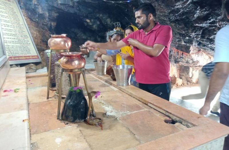 टपकेश्वर में बरसात की बूंदों से होता है महादेव का अभिषेक, महाभारत काल का है शिव मंदिर