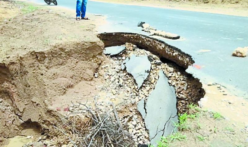 बारिश से सड़क पर बने जानलेवा कटाव, हादसे का रहता डर