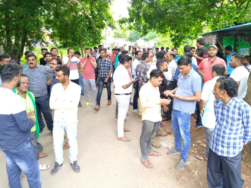 चुनाव परिणाम जानने के लिए लगी भीड़