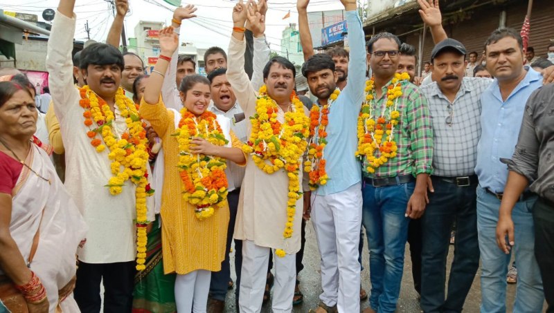 विजयी के बाद जश्न मनाते हुए प्रत्याशी