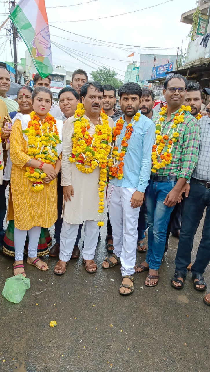 विजयी के बाद जश्न मनाते हुए प्रत्याशी