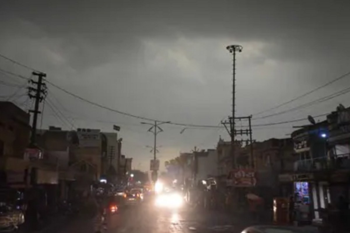 electricity-cut-after-heavy-rain-in-bareilly.jpg