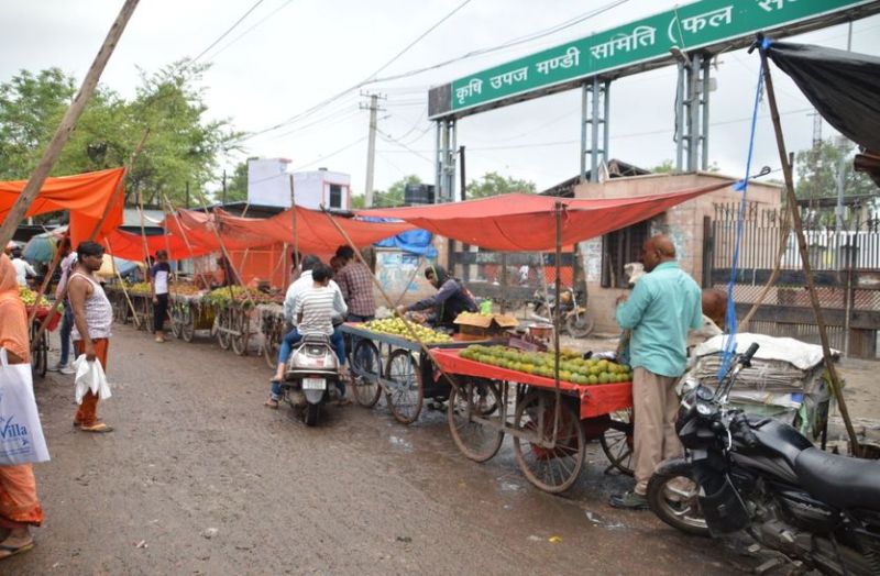 कोटा की थोक फल सब्जी मंडी जाने का हर रास्ता गंदगी, कीचड़ और बदबू भरा