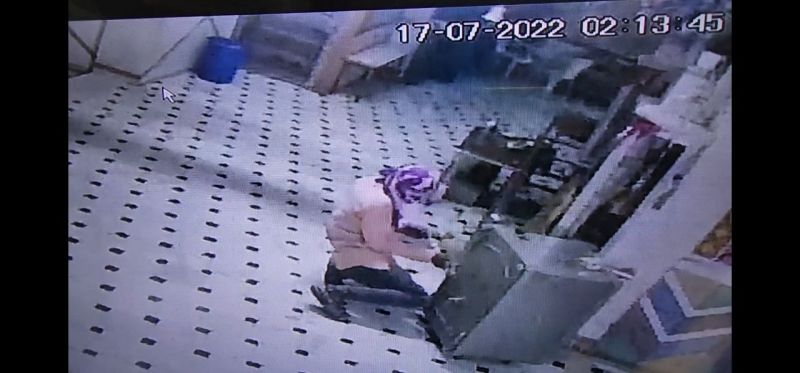 बेखौफ चोर, 100 मीटर के दायरे में मंदिर में चोरी के बाद 2 दुकानों पर हाथ साफ