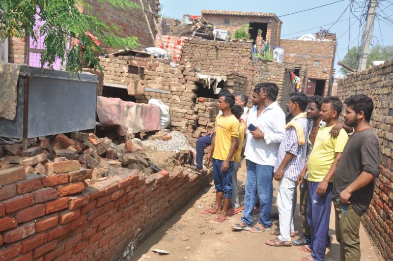 ढह गया आशियाना, दीवार गिरी और उड गई छत