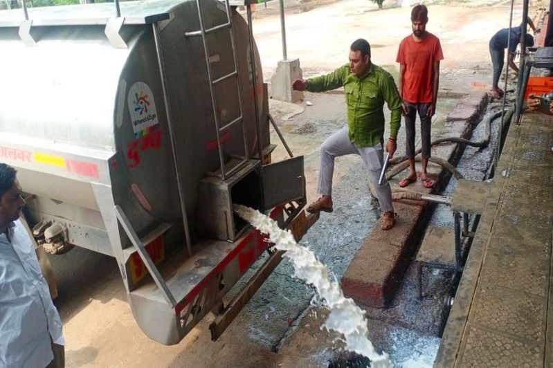 दूध माफिया का घिनौना काम : घनघोर अंधेरे में पीछा कर पकड़ा मिलावटी दूध से भरा टैंकर, 5 हजार 4 सौ लीटर नाले में बहाया