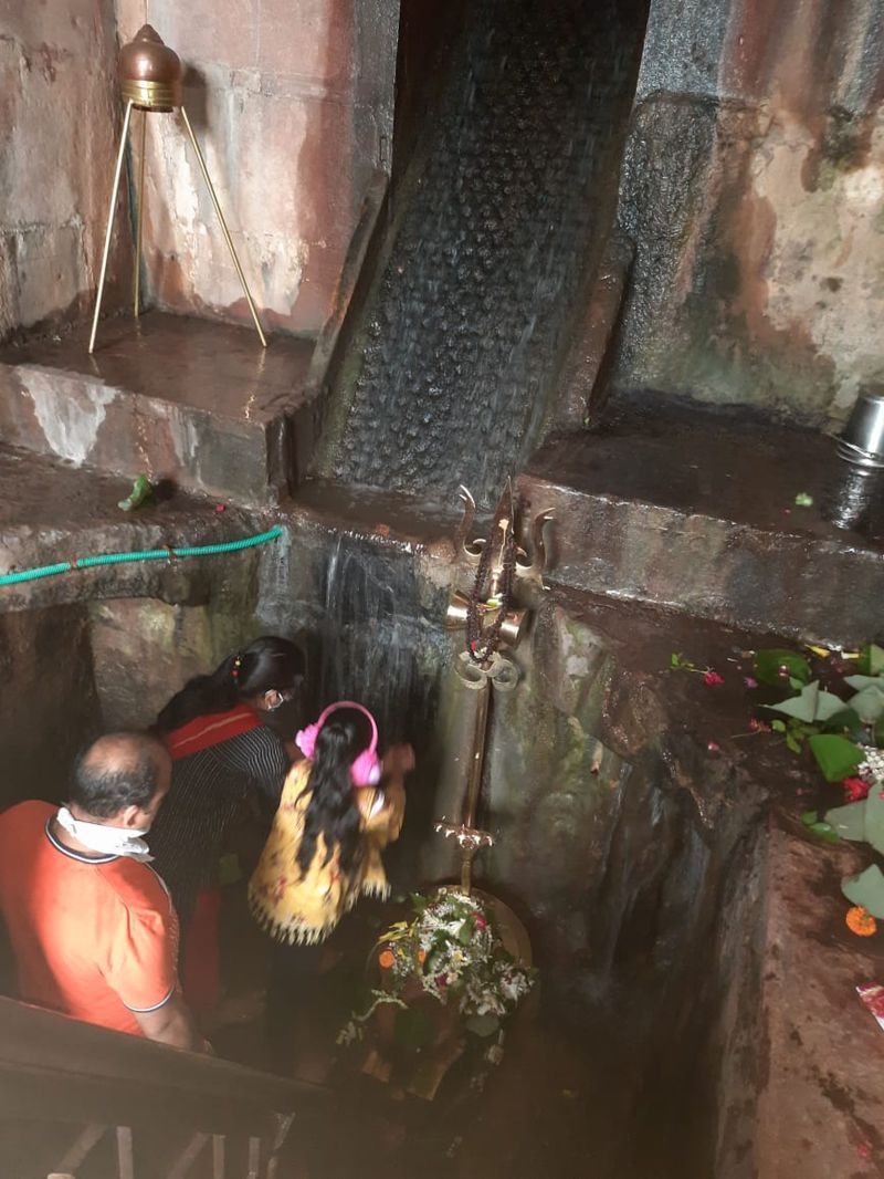 पर्यटन नगरी मांडू की कई पर्वत कंदराहों में विराजमान हैं शिव