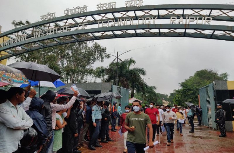 रायपुर: नीट में गड़बड़ी, अंग्रेजी के बदले दे दिया हिंदी का पेपर