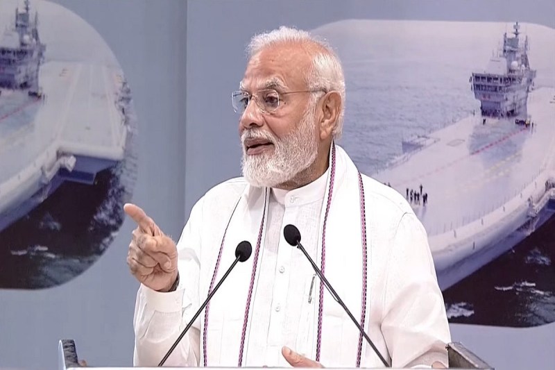 pm_modi_in_navy_program.jpg