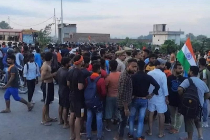 ruckus-after-the-death-of-kanwar-yatri-in-road-accident-in-amroha-sabotage-in-7-buses.jpg