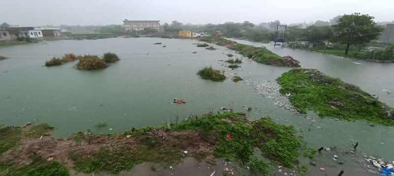 मंडार में झमाझम बारिश, बरसाती पानी की निकासी अवरुद्ध होने से सड़क मार्ग पानी में डूबे