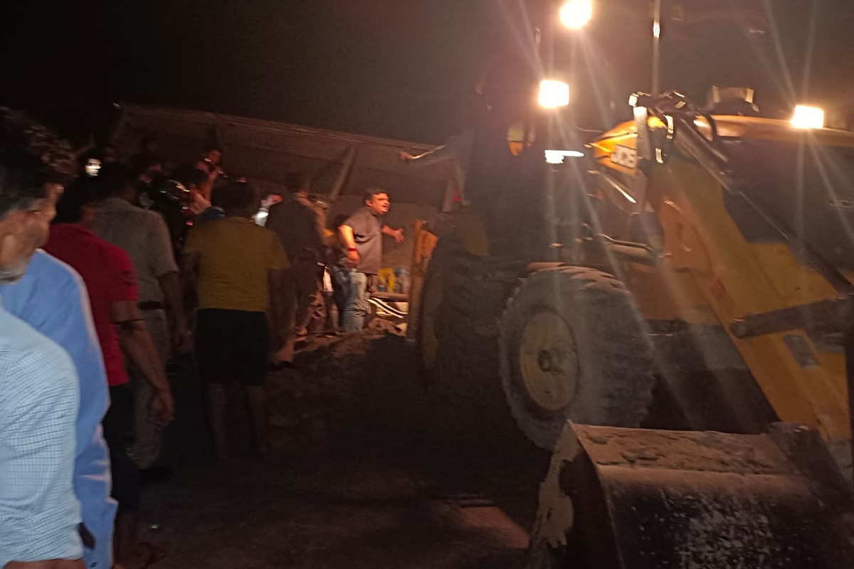 रायबरेली में चलती कार पर पलटा राख लदा डंपर, पांच की मौत