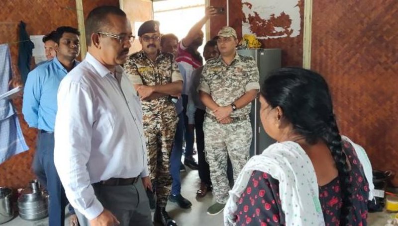 संभागायुक्त धावड़े बाढ़ पीड़ित महिला से जानकारी लेते हुए