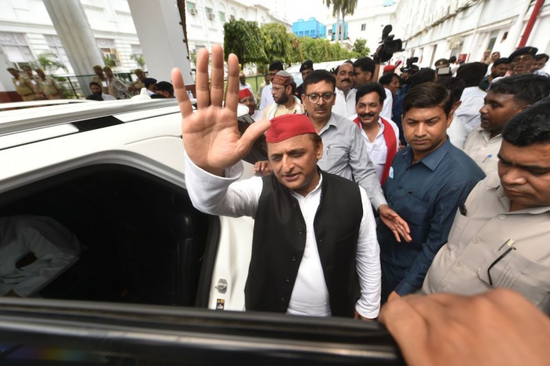 अखिलेश यादव ने कहा मंत्रियों-अधिकारियों के बीच बंदर-बांट के लिए खींचतान