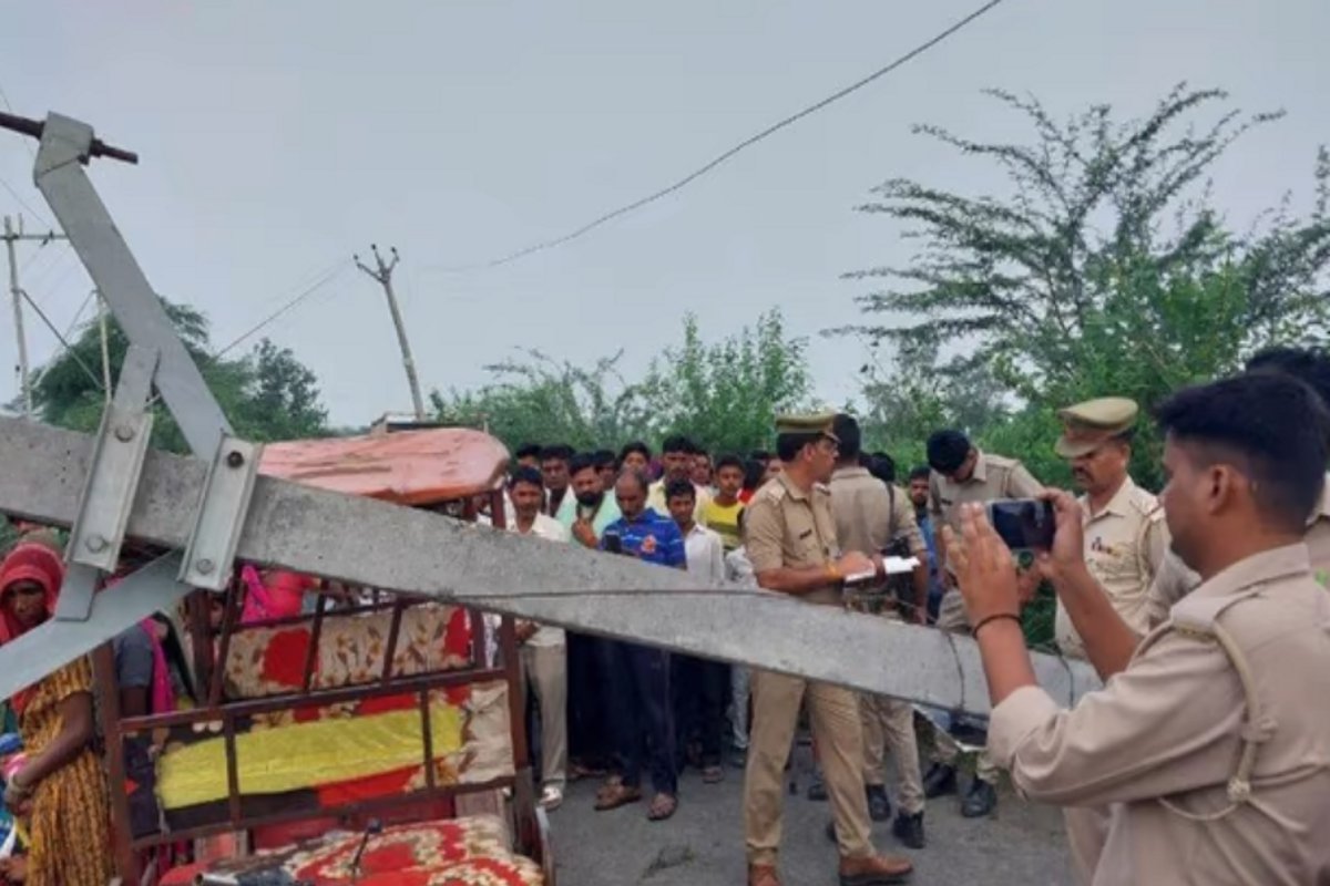 electric-pole-fell-on-rickshaw-going-to-pick-up-students-in-amroha-driver-dies.jpg