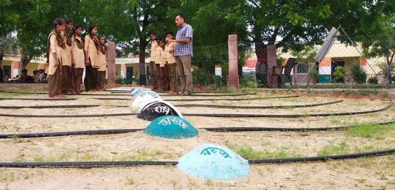 - शिक्षकों की मेहनत से चमन हुआ आलमजी का धोरा