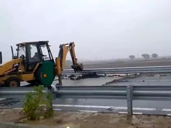 Bundelkhand Expressway Road collapsed after rain