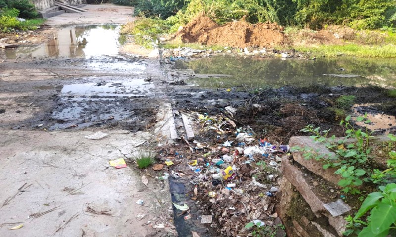 गांधी नगर के वाशिंदों की स्थिति ''न घर के रहे न घाट के'' वाली