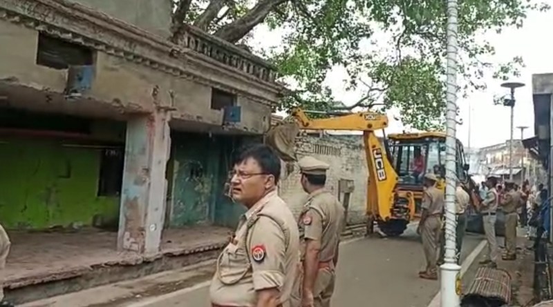 सावन में सड़क चौड़ीकरण से श्रद्धालुओं के लिए बढ़ रही परेशानी, हनुमानगढ़ी व राम मंदिर मार्ग पर गिराए जा रहे भवन