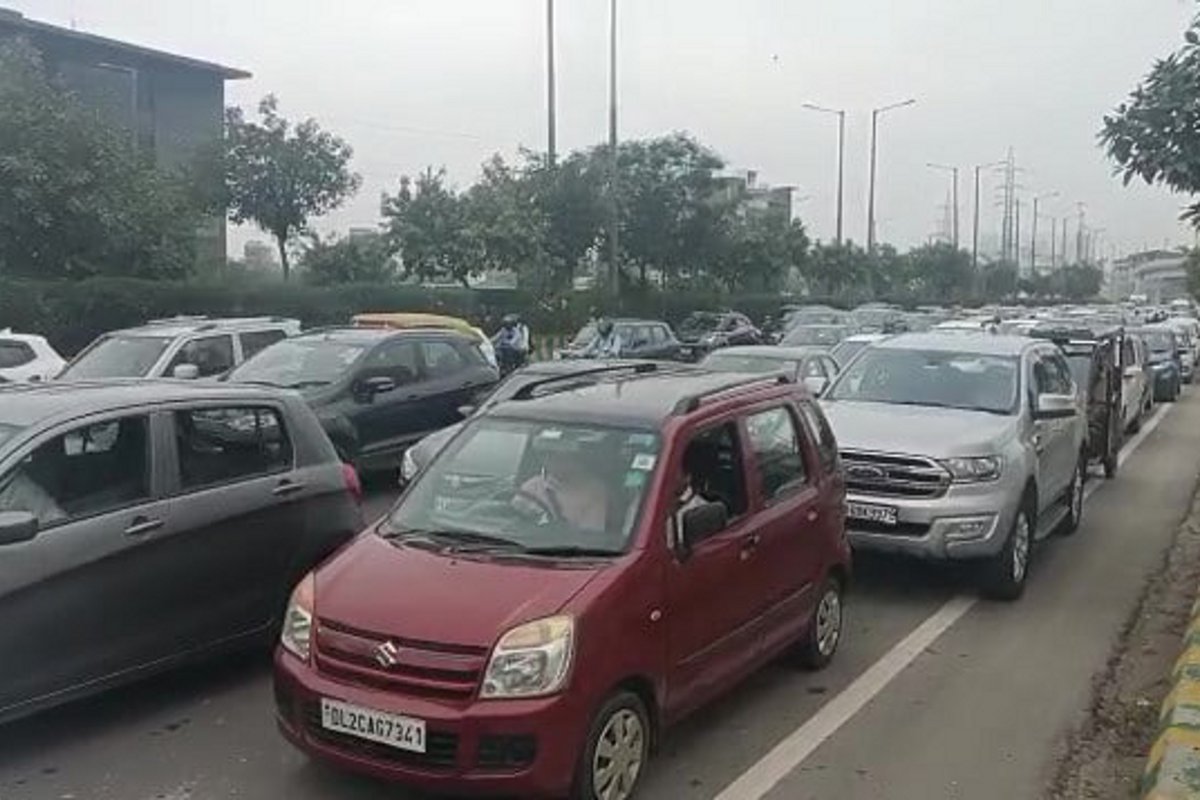 noida-jammed-second-day-as-well-due-to-route-diversion-of-traffic-police.jpg