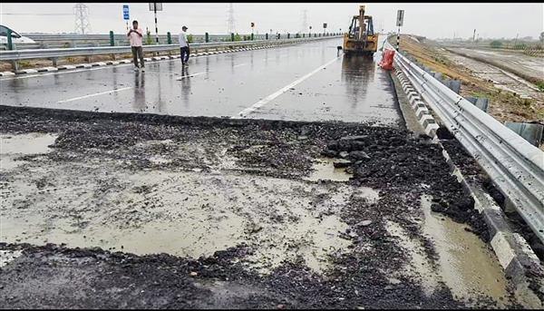 Within 5 days Modi Yogi's dream of 14,850 crores broken Bundelkhand Expressway collapsed officers engaged in shaving