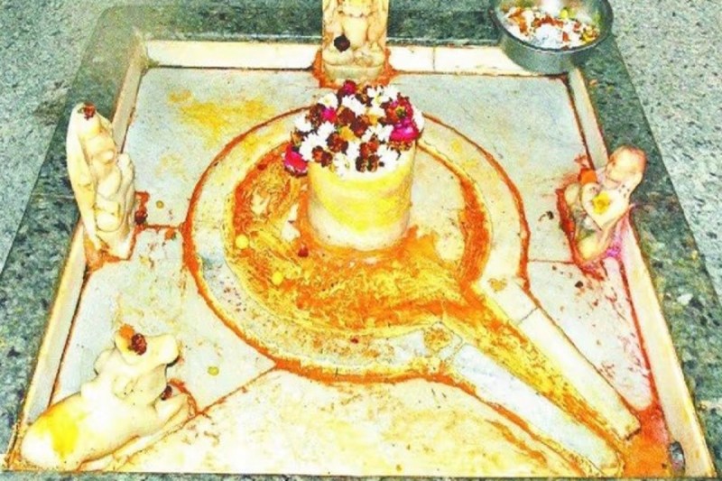 अनोखा मंदिर दिन में तीन बार शिवलिंग बदलता है रंग