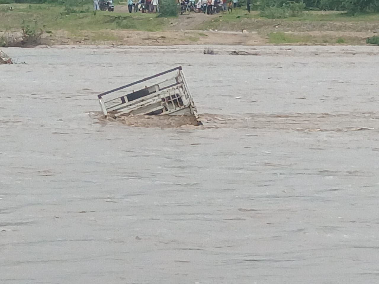 sirohi weather: Loading tempo stuck in Banas river