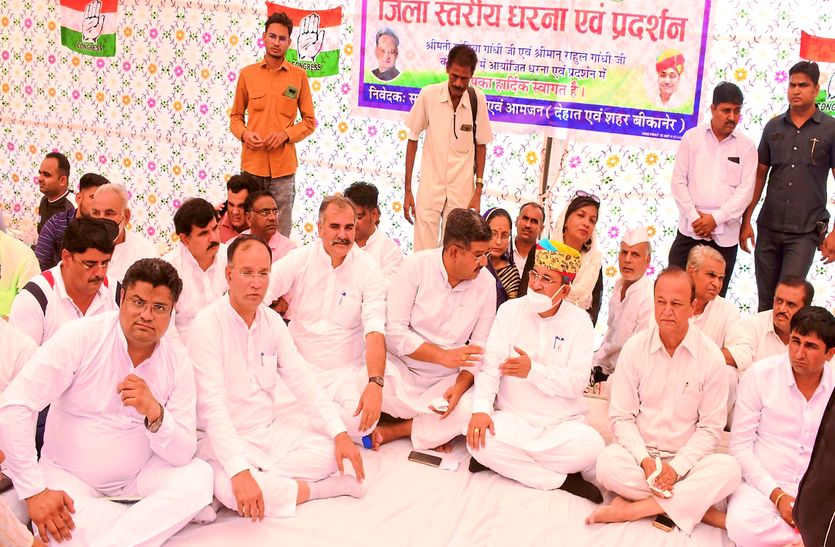 Sonia Gandhi News: सोनिया-राहुल से ईडी पूछताछ पर बिफरे कांग्रेसी, धरना-प्रदर्शन नारेबाजी कर केंद्र को कोसा