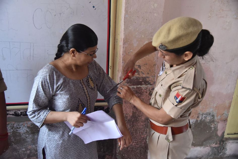 REET Exam: महिला अभ्यर्थियों की आस्तीन पर चली पुलिस की कैंची, SEE Video