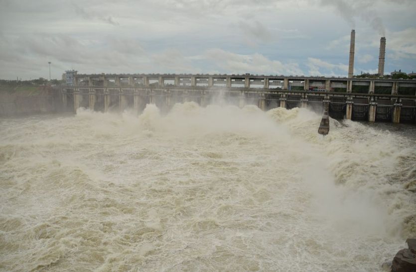 11 gates of Kota barrage opened, 1.25 lakh cusec water left, water level of Chambal river will increase on Tuesday