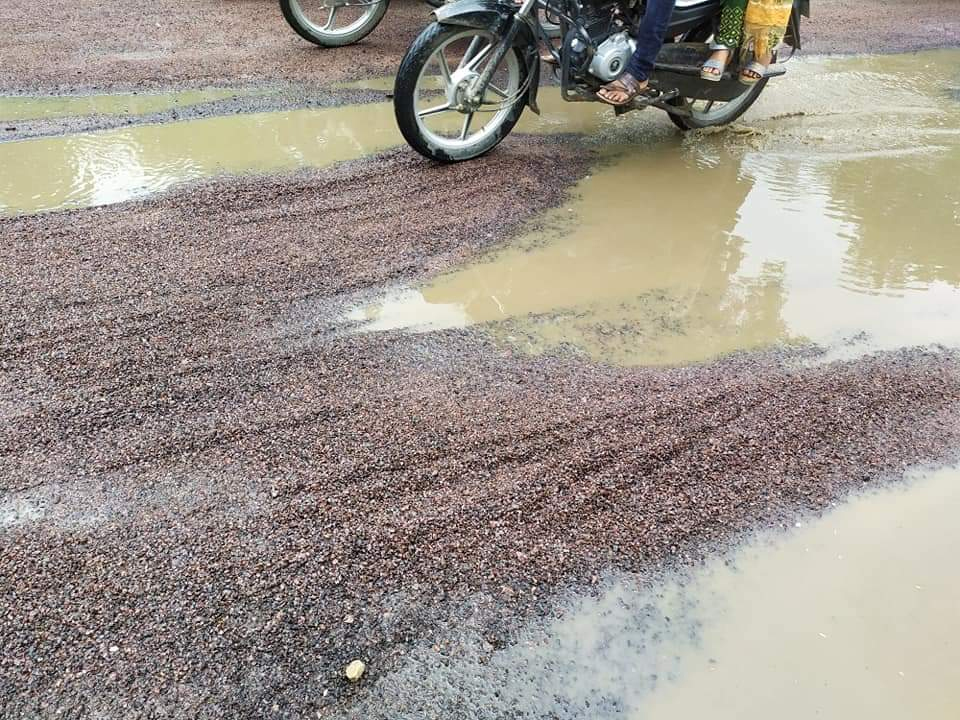 पानी की निकासी न होने से बर्बाद हो रही डामर सड़क