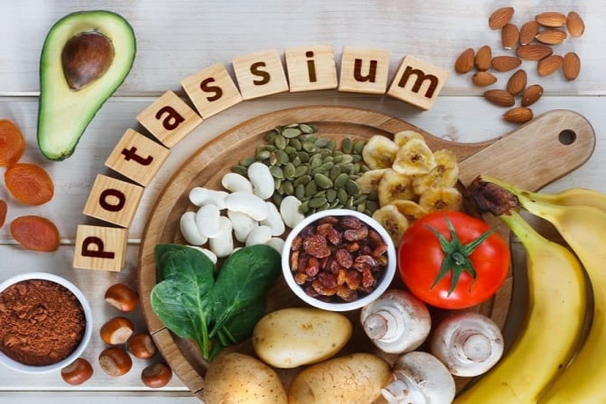 Potassium Rich Foods: शरीर में पोटैशियम की कमी से बढ़ जाता है दिल और हड्डी से संबंधित बीमारियों का खतरा, आज ही करें इन चीजों को डाइट में शामिल