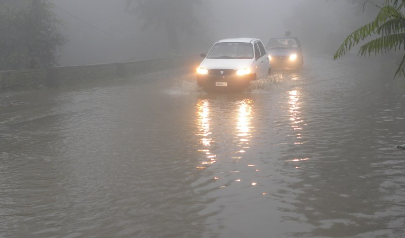 मौसमी फिजां का आनंद ले रहे पर्यटक