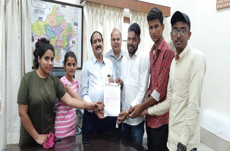 संविदाकर्मियों का वेतन 20 फीसदी बढ़ाने की मांग